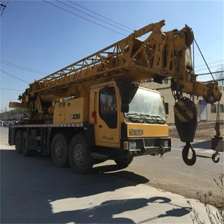 五莲吊车吊挖机吊哪里比较安全